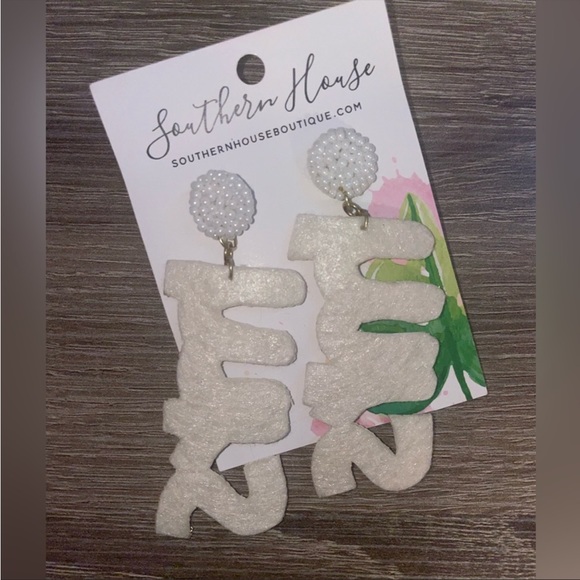 NWT bridal shower bachelorette party bride MRS earrings. Sparkly and lightweight - Picture 4 of 4